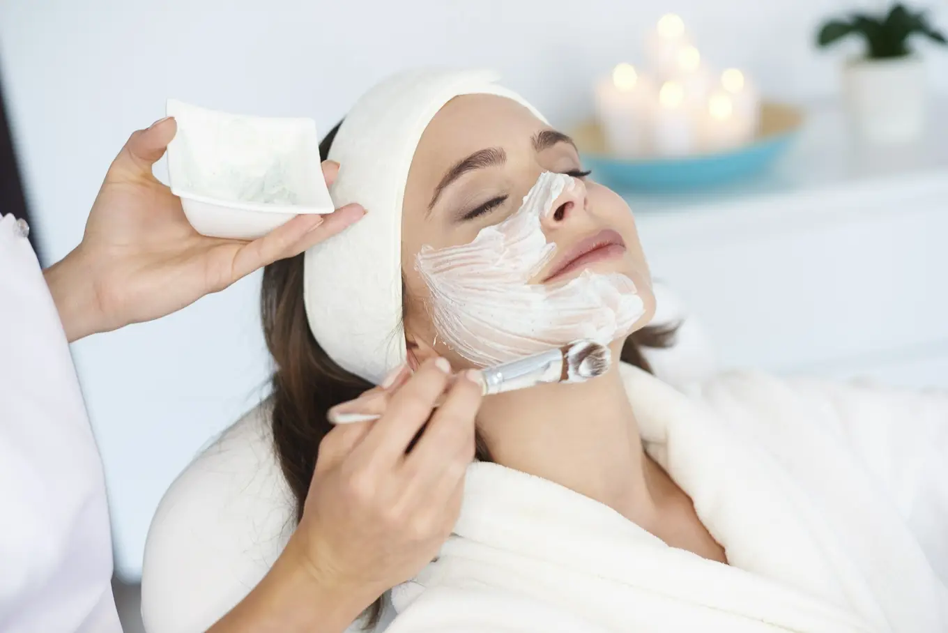 kosmetyczka nakładająca maseczkę nawilżającą na&nbsp;twarz